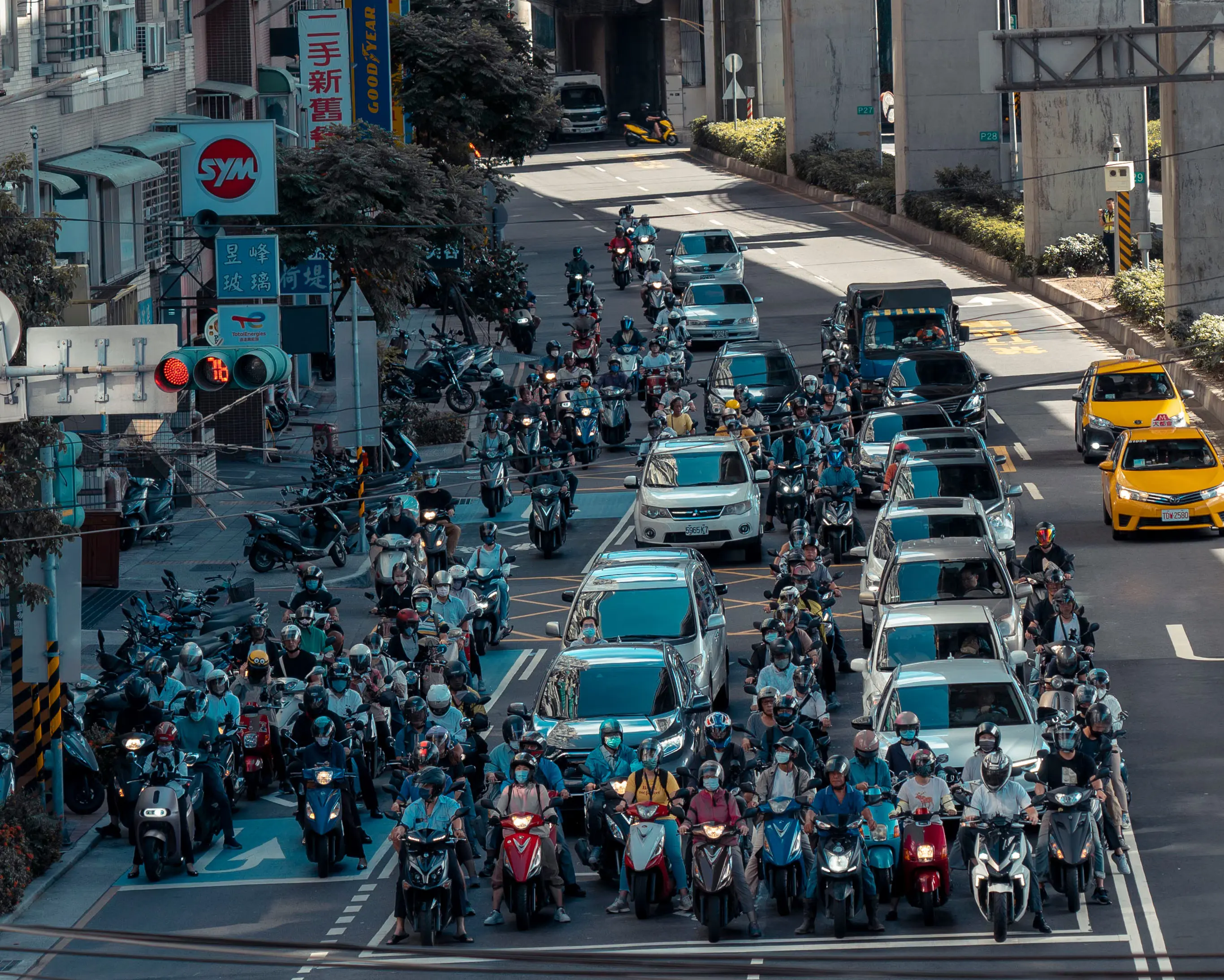 臺灣行人穿越繁忙路口與轉彎車流