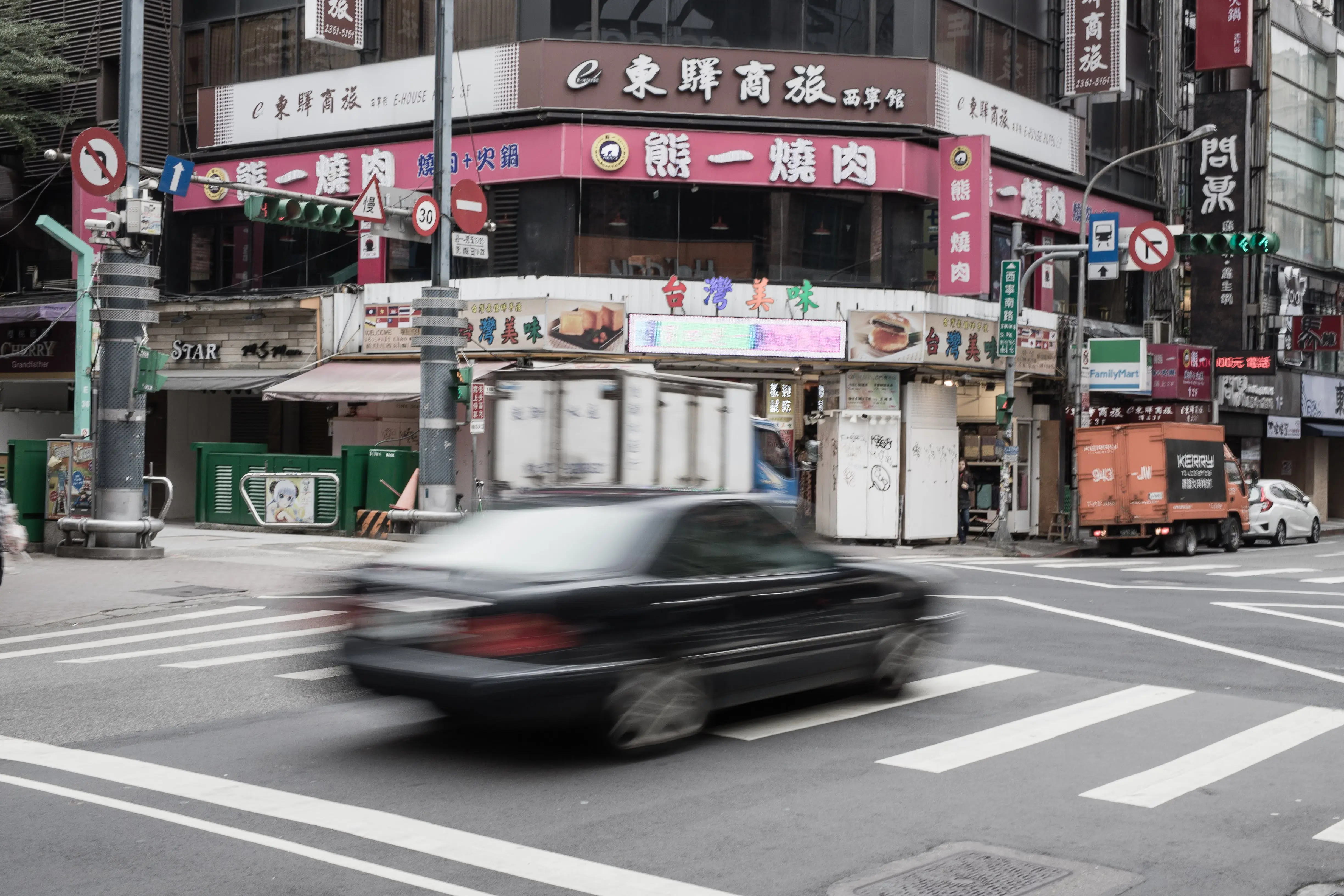 臺灣繁忙路口中的汽車、機車與行人
